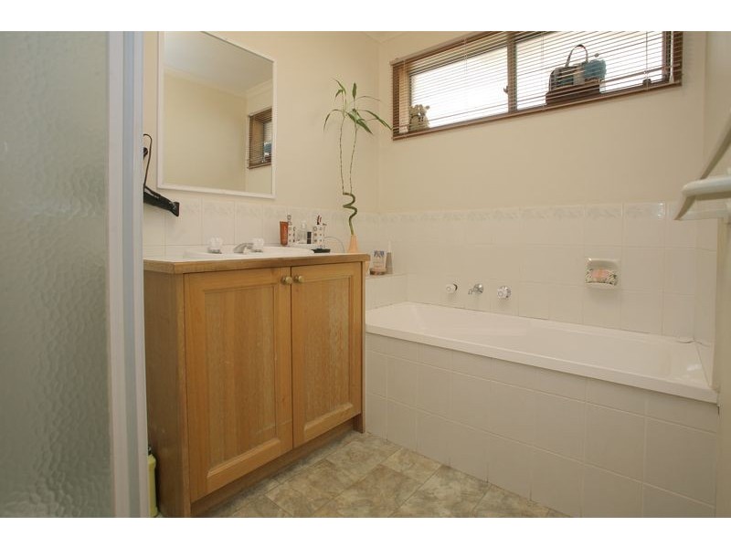 2 Dobson Crescent, Lynbrook VIC 3975