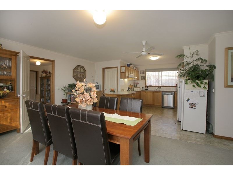 2 Dobson Crescent, Lynbrook VIC 3975