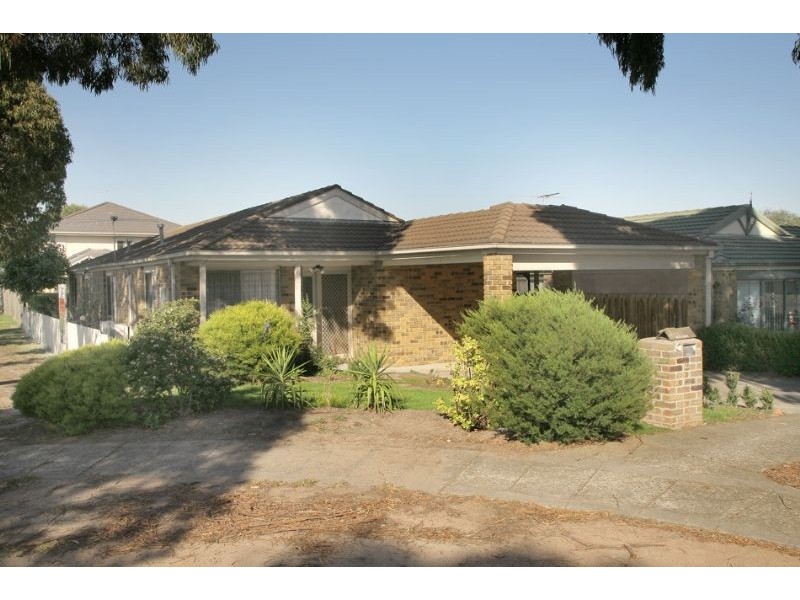 2 Dobson Crescent, Lynbrook VIC 3975