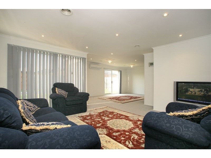 8 Karoonda Way, Hampton Park VIC 3976