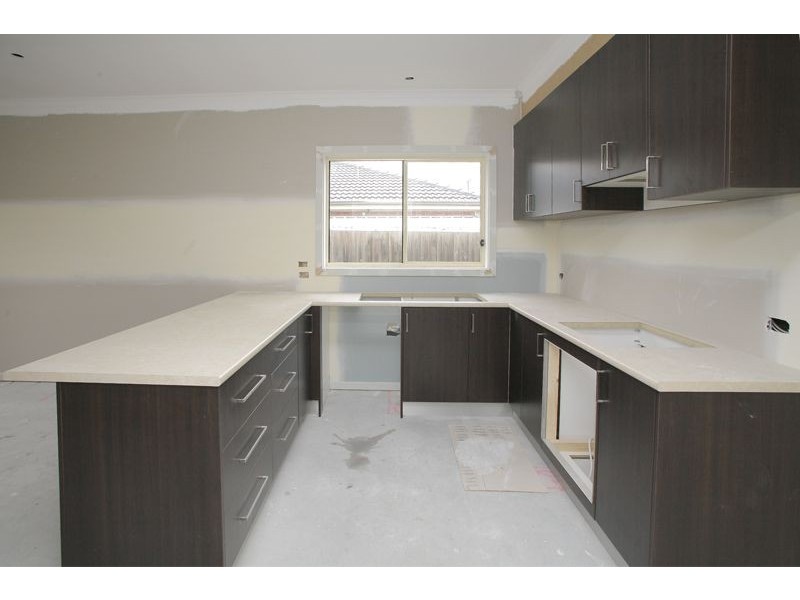 2/18 Ivan Crescent, Hampton Park VIC 3976