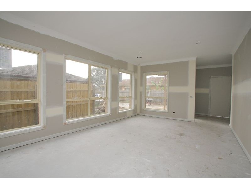 2/18 Ivan Crescent, Hampton Park VIC 3976