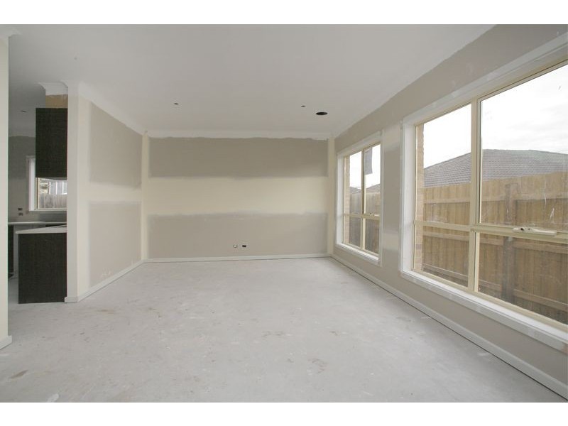 2/18 Ivan Crescent, Hampton Park VIC 3976