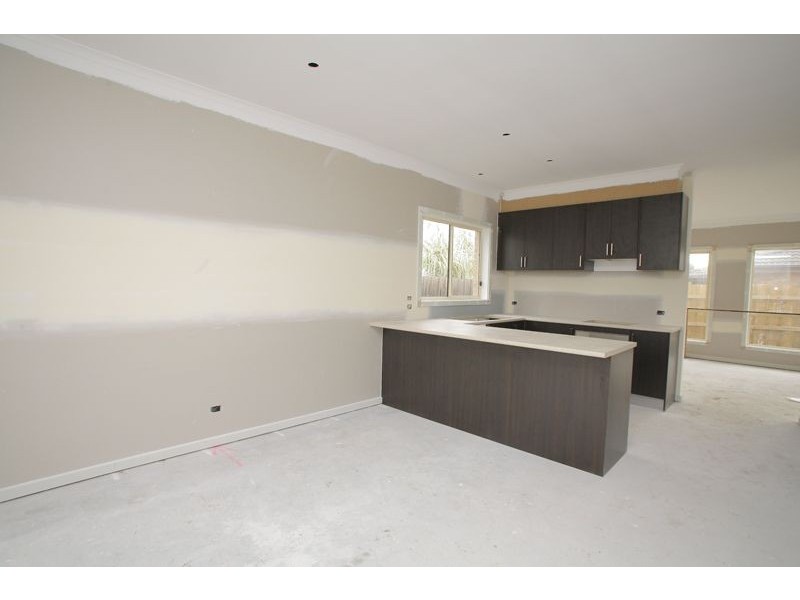 2/18 Ivan Crescent, Hampton Park VIC 3976