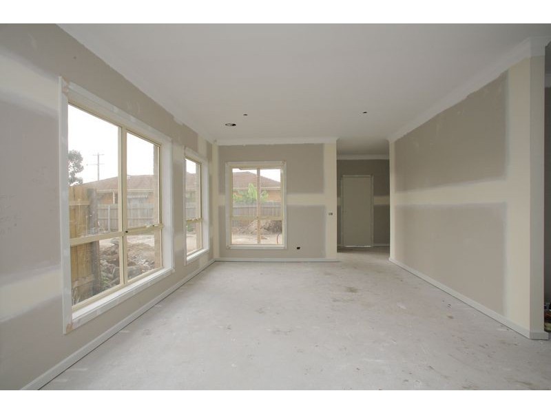 2/18 Ivan Crescent, Hampton Park VIC 3976