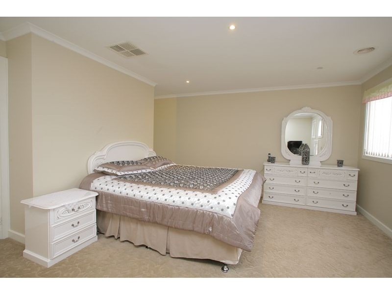 16 Hopegood Place, Lynbrook VIC 3975