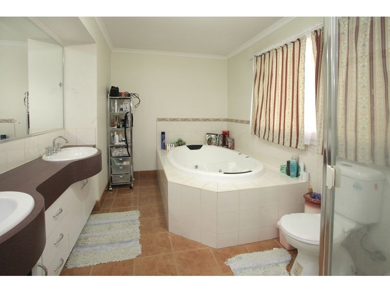 100 Hinrichsen Drive, Hallam VIC 3803