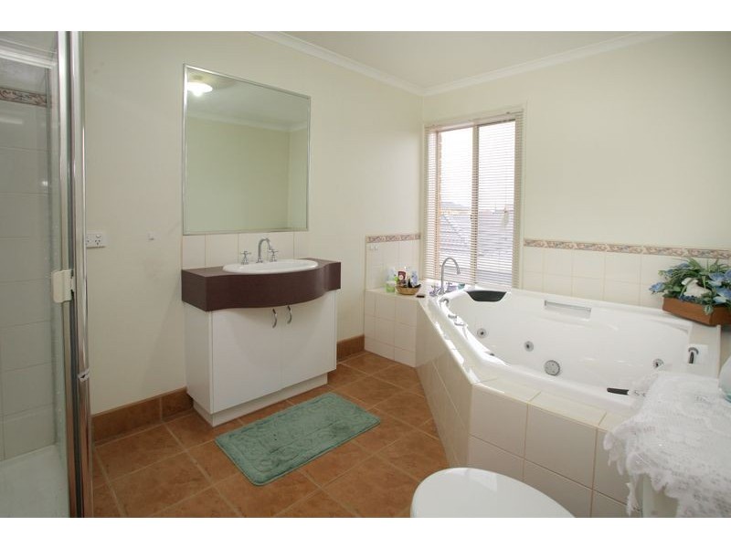 100 Hinrichsen Drive, Hallam VIC 3803