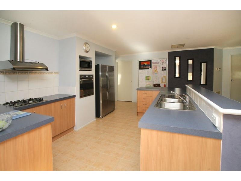 17 Hasluck Crescent, Lynbrook VIC 3975