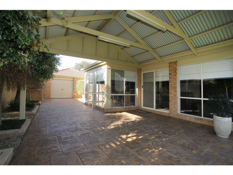 17 Hasluck Crescent, Lynbrook VIC 3975