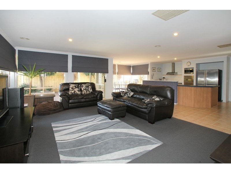 17 Hasluck Crescent, Lynbrook VIC 3975