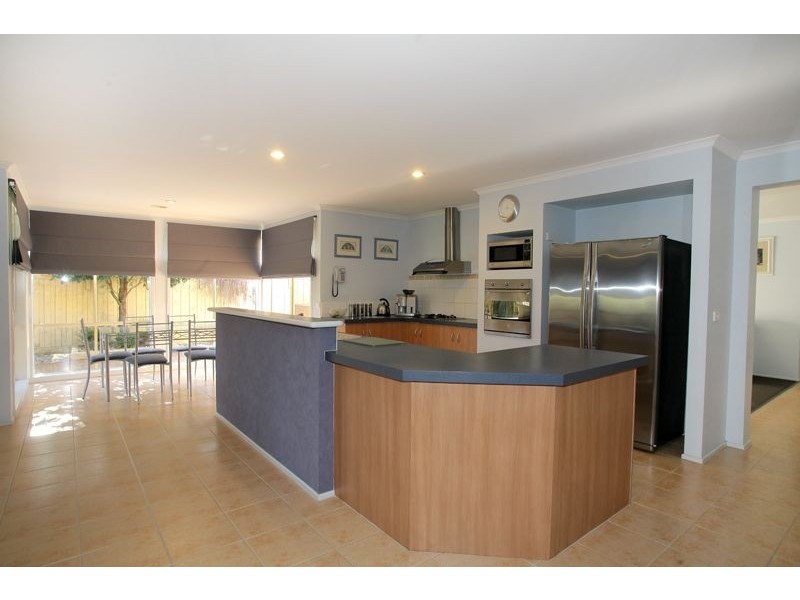 17 Hasluck Crescent, Lynbrook VIC 3975