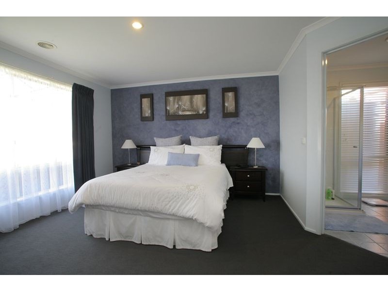 17 Hasluck Crescent, Lynbrook VIC 3975