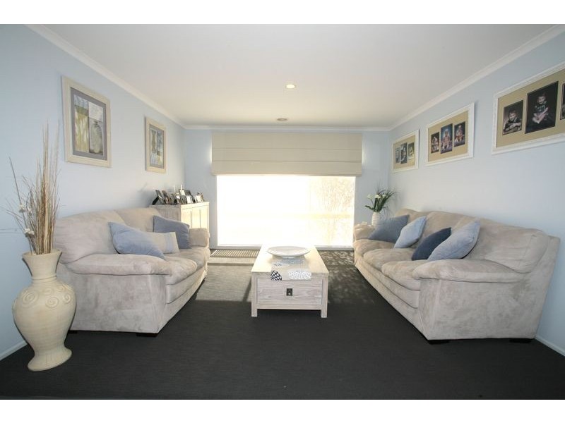 17 Hasluck Crescent, Lynbrook VIC 3975