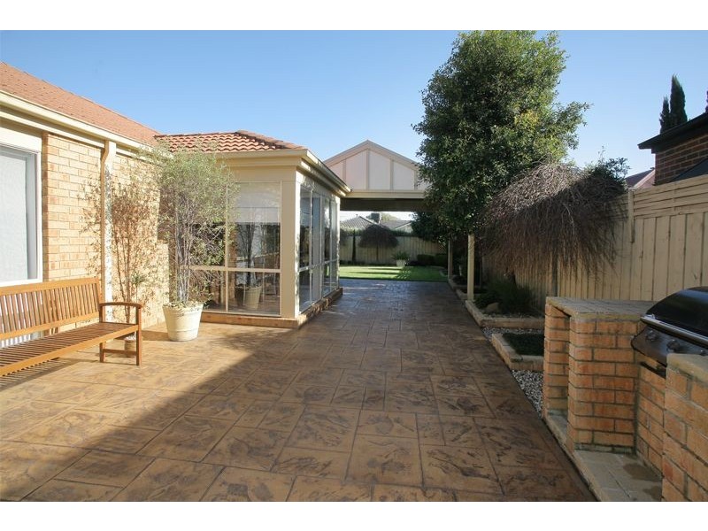 17 Hasluck Crescent, Lynbrook VIC 3975