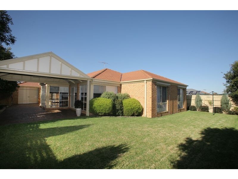 17 Hasluck Crescent, Lynbrook VIC 3975