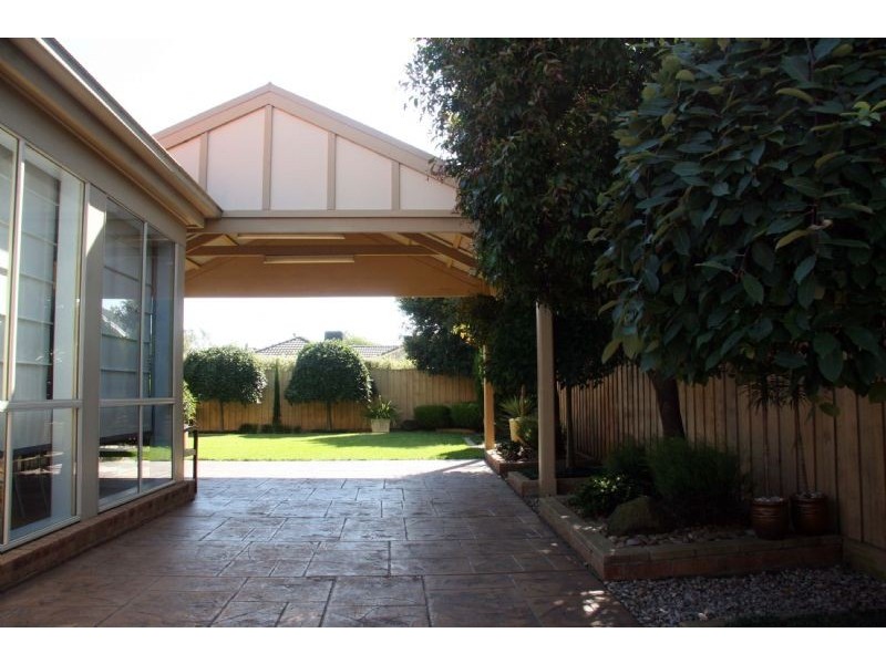 17 Hasluck Crescent, Lynbrook VIC 3975