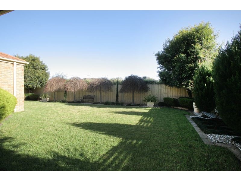17 Hasluck Crescent, Lynbrook VIC 3975
