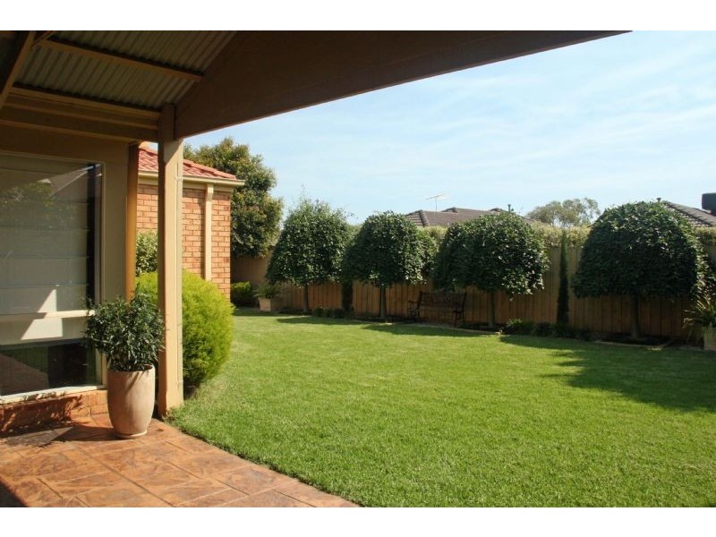 17 Hasluck Crescent, Lynbrook VIC 3975