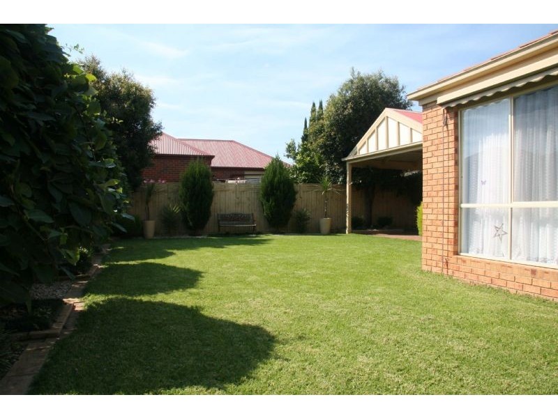17 Hasluck Crescent, Lynbrook VIC 3975