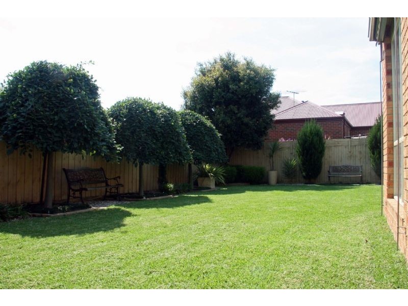 17 Hasluck Crescent, Lynbrook VIC 3975