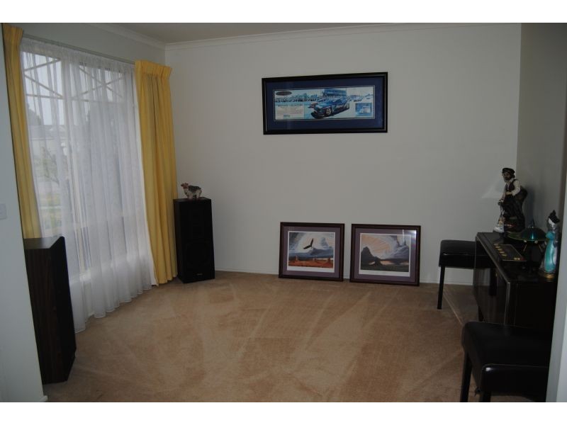 25 Hasluck Crescent, Lynbrook VIC 3975