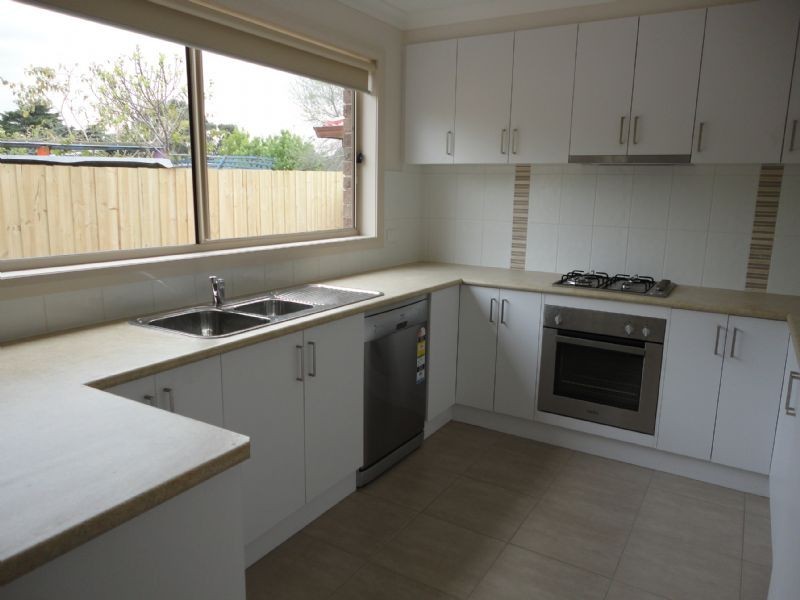 2/8 Highland Crescent, Hampton Park VIC 3976