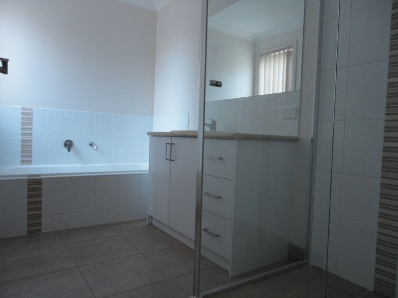 2/8 Highland Crescent, Hampton Park VIC 3976