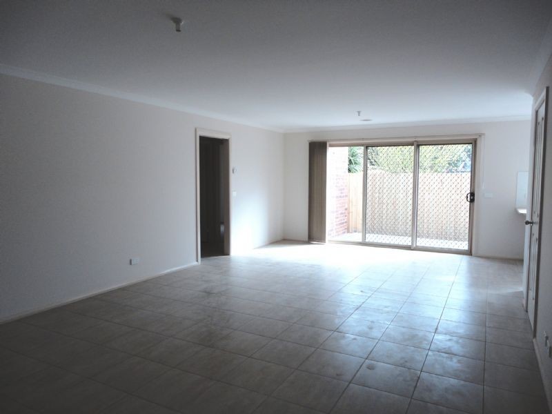 2/8 Highland Crescent, Hampton Park VIC 3976