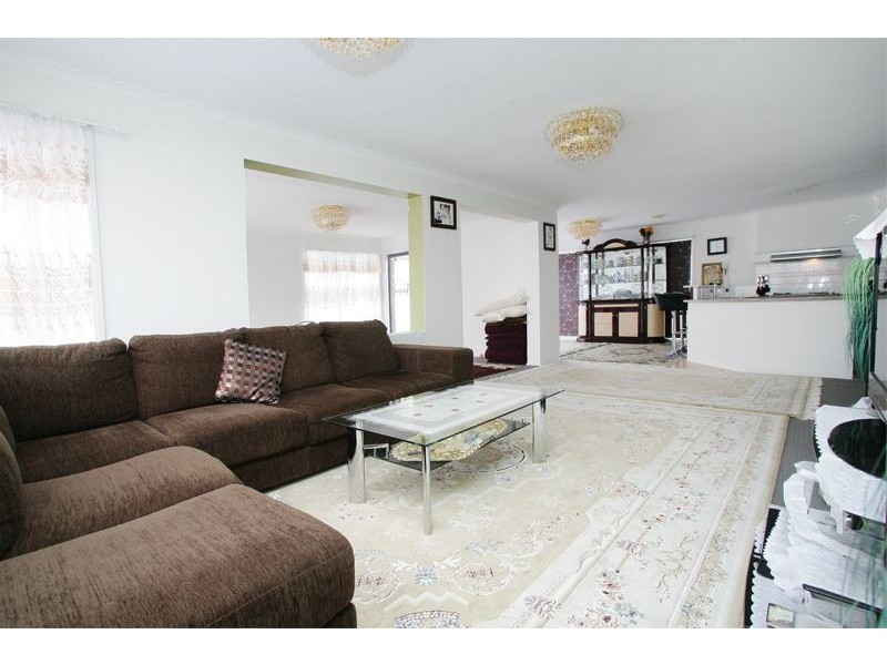 3 Peveril Crescent, Cranbourne North VIC 3977