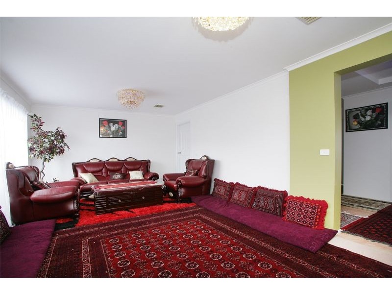 3 Peveril Crescent, Cranbourne North VIC 3977