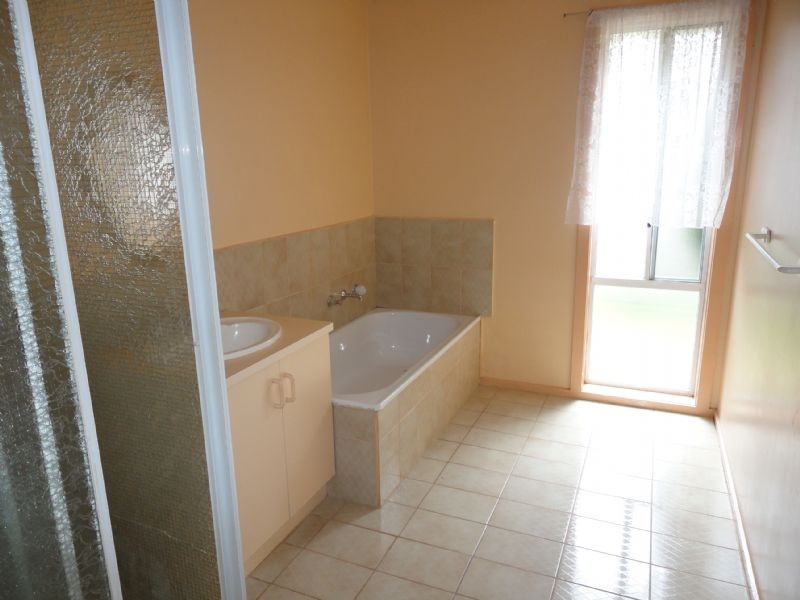 2/12 Somerville Road, Hampton Park VIC 3976