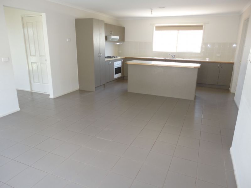 16 Tekarra Drive, Hampton Park VIC 3976