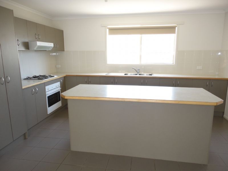 16 Tekarra Drive, Hampton Park VIC 3976