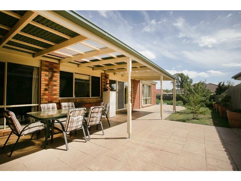 65 Hutchinson Drive, Lynbrook VIC 3975