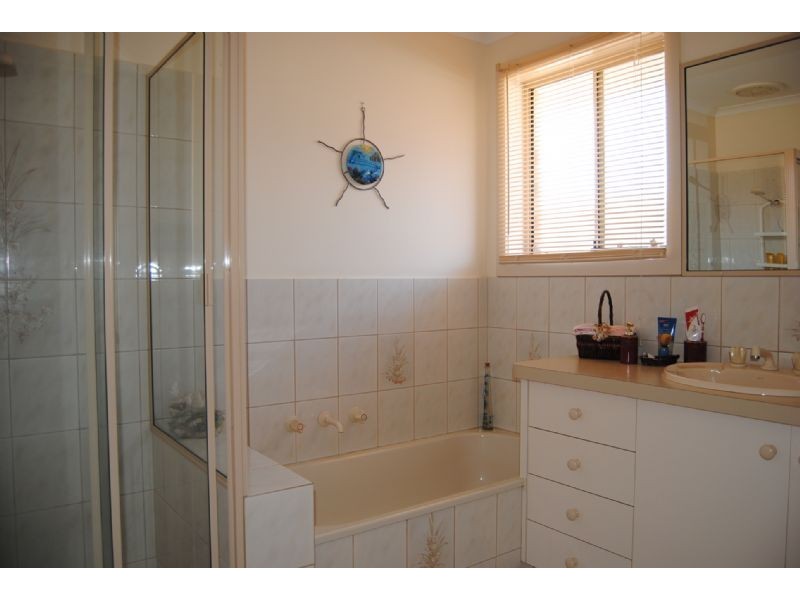 48 Strong Drive, Hampton Park VIC 3976