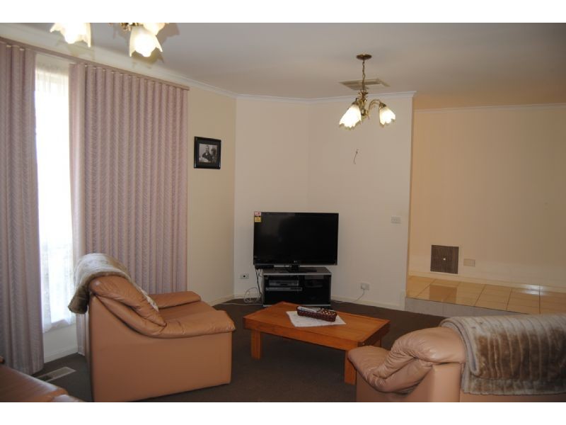 48 Strong Drive, Hampton Park VIC 3976