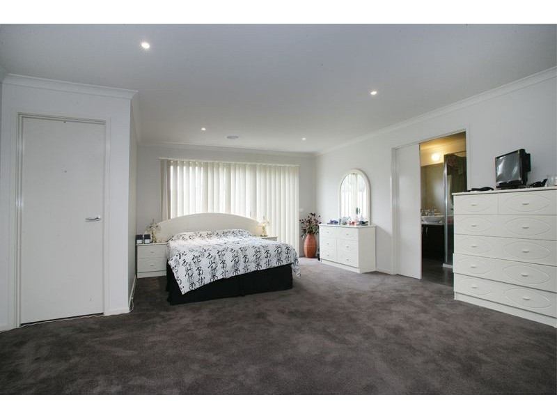 11 Selma Close, Lynbrook VIC 3975