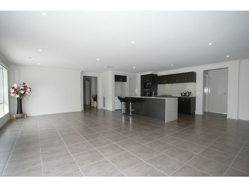 11 Selma Close, Lynbrook VIC 3975