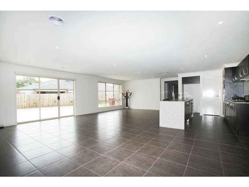 11 Selma Close, Lynbrook VIC 3975