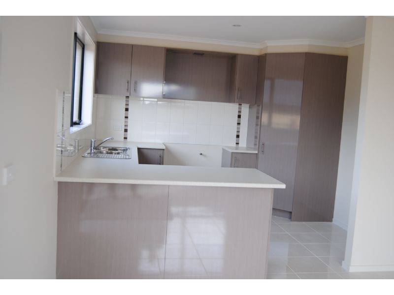 11 Bethune Drive, Hampton Park VIC 3976