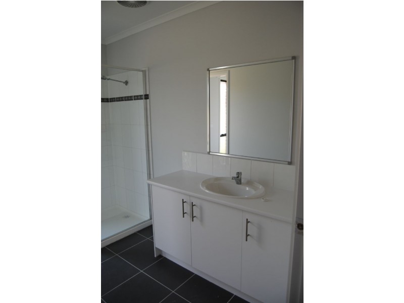 11 Bethune Drive, Hampton Park VIC 3976