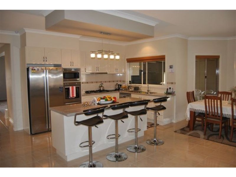 16 Aisbett Close, Lynbrook VIC 3975