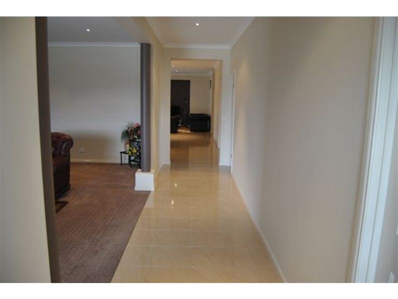 16 Aisbett Close, Lynbrook VIC 3975