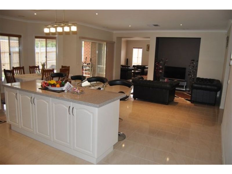 16 Aisbett Close, Lynbrook VIC 3975