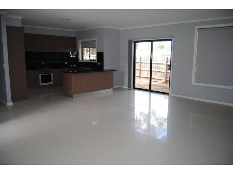 2/100 Pound Road, Hampton Park VIC 3976