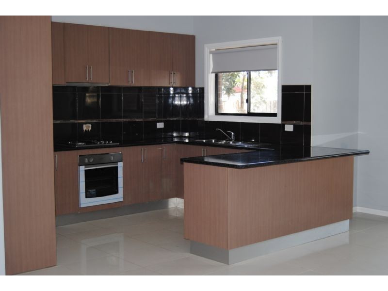 2/100 Pound Road, Hampton Park VIC 3976