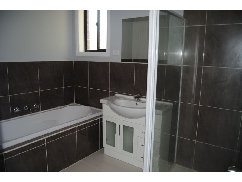 2/100 Pound Road, Hampton Park VIC 3976