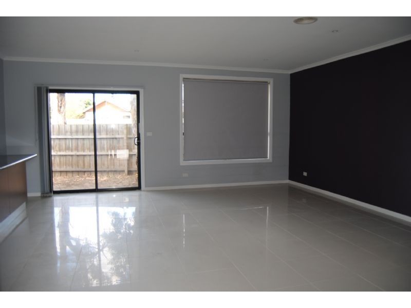 2/100 Pound Road, Hampton Park VIC 3976