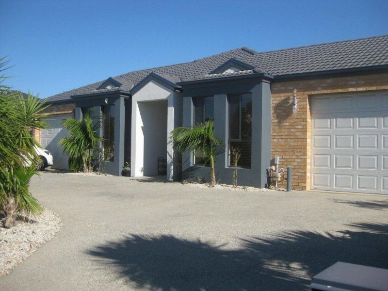 2 Charlwood Close, Lynbrook VIC 3975